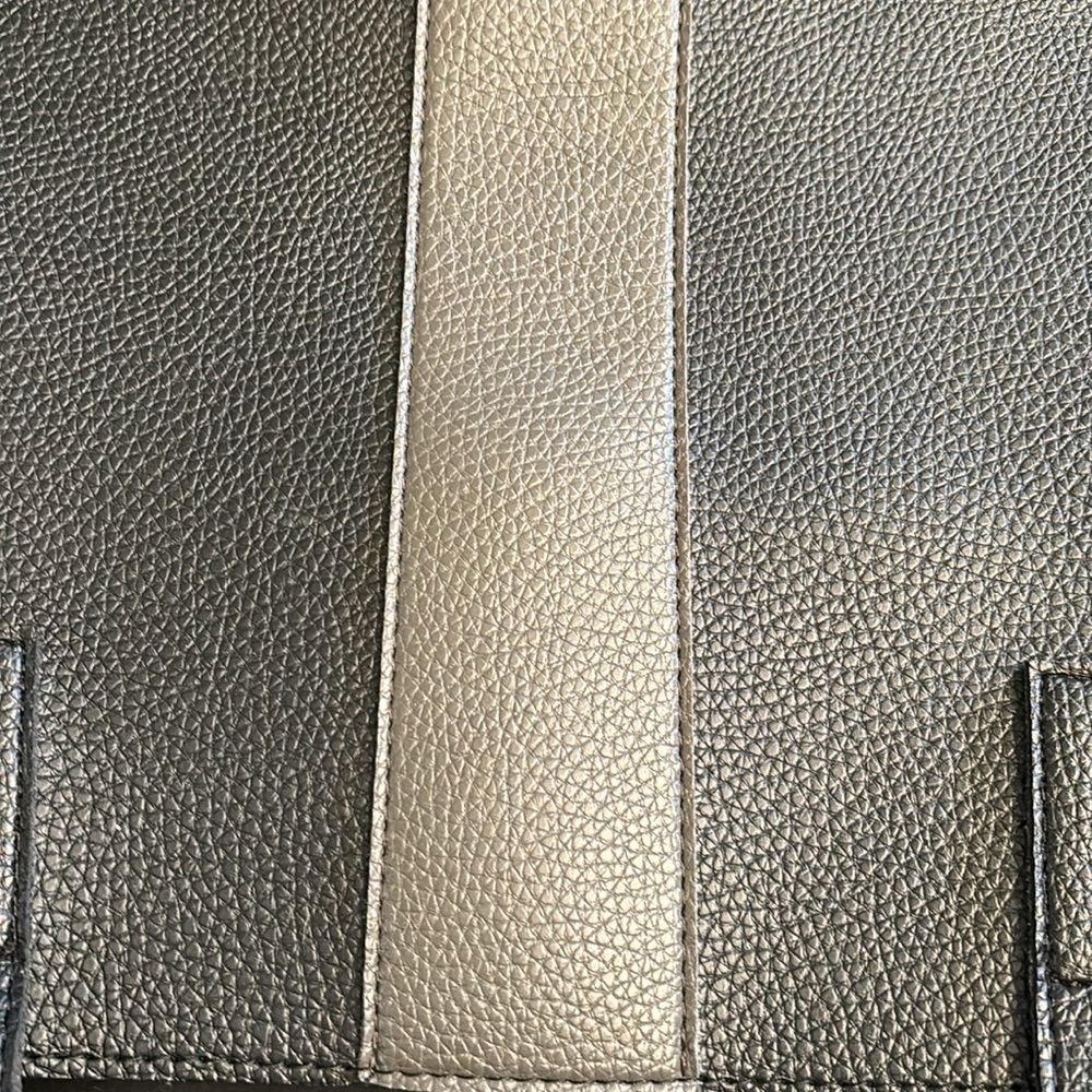 Vince Camuto shoulder bag. - Picture 3 of 6